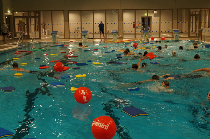 Sieht chaotischer aus als gewohnt, ist aber so gewollt. Das Weihnachtsschwimmen der ATSC-Schwimmabteilung ist für alle ein Ereignis, das vor allem Spaß machen soll. Fotos: Imke Grantz