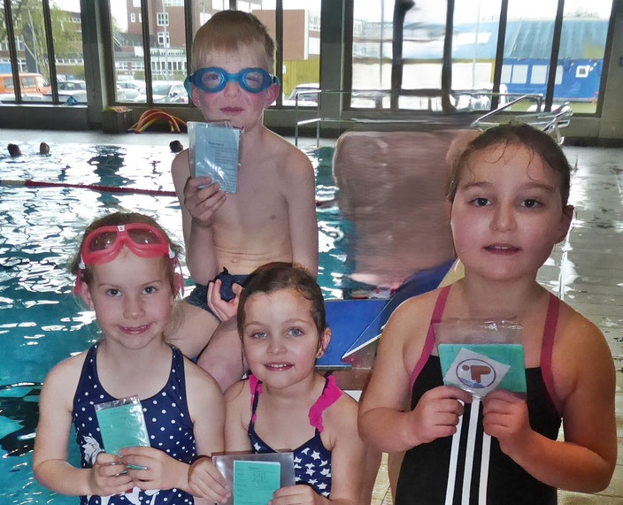 Sie sind jetzt stolze Besitzer des bronzenen Schwimmabzeichens (v.l.): Freya Marieken Hein (Jahrgang 2017), Thorge Gunnar Hein (2016), Sophia Wulff (2018) und Mila Romero Garcia (2016). 
