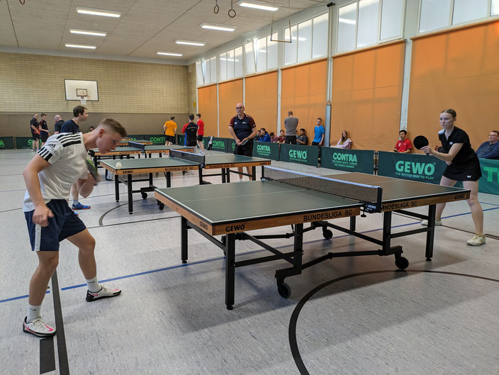 An sechs Platten in der großen und drei weiteren in der kleinen Halle der Abendrothschule ging es beim 9. Tischtennis-Cup des ATSC drei Tage lang rund.