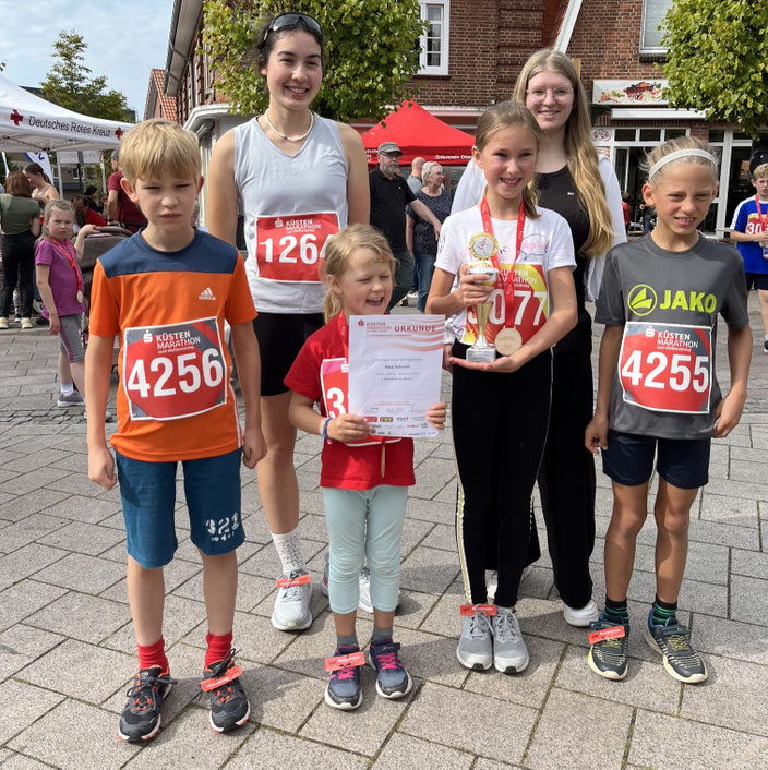 Mit Pokal und Urkunde als Lohn (vorne v.l.): Jonathan Fobbe, Elsa Schmidt, Alessia Dronov, Henri Funk. Hinten: Larissa Hachtmann (l.) und Jana Schilling, die mit Bernd Lange und Larissa die Jüngsten trainiert. Fotos: Sven Kraus