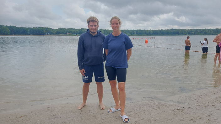 Paul Feldmann und Rebecca Kiefer am Rand des Tankumsees, wo die Landesfreiwassermeisterschaften Mitte August ausgetragen wurden.
