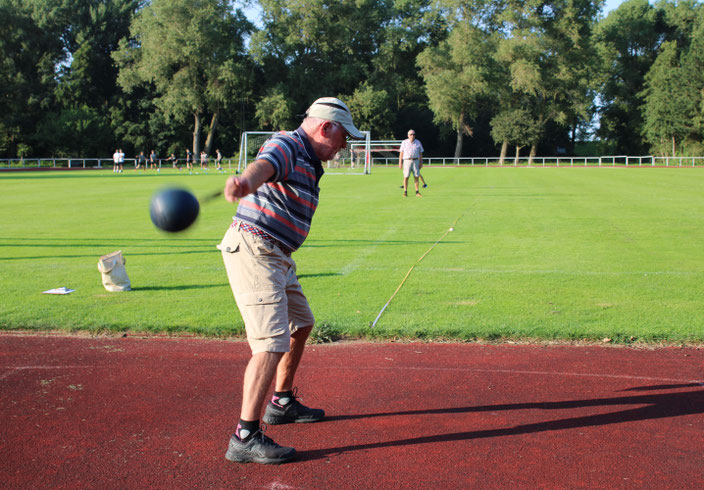 Und noch einmal ... Bernd Alzer ist nicht nur Sportabzeichenprüfer, er hat 2023 auch sein 48. Abzeichen erworben. Beim ATSC liegen nur noch Hildburg Peyn (51x) und Winfried Krampitz (56x) vor ihm. Foto: put