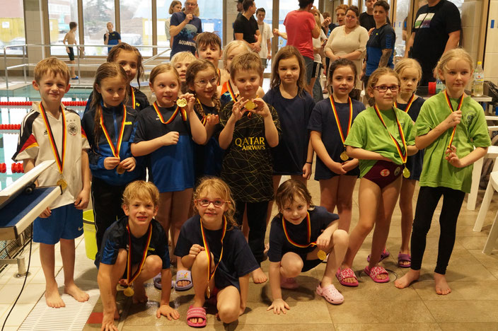 Die kleinen "Goldstücke" der Schwimmszene. Mit dabei, in der rechten Hälfte: Elisa, Kiana, Johanna, Cobie und Mila.
