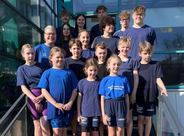 Mit 17 Aktiven trat die ATSC-Schwimmabteilung bei den Bezirksmeisterschaften in Uelzen an. Fotos: Kirsten Dietz, Eileen Spielmann, Corinna Sabin