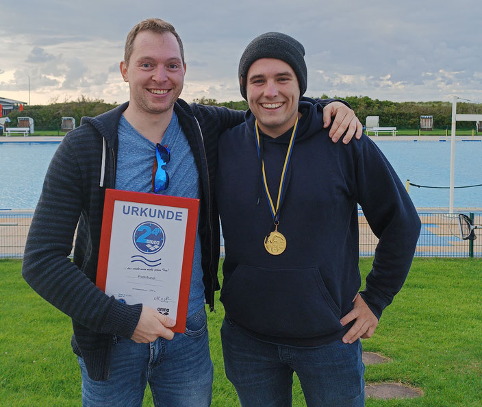 Frank Brandt (l.) und Paul Feldmann schafften Platz 1 und 3 beim 24-Stunden-Schwimmen in der Wingst - belegt durch Urkunde und Medaille. Foto: Silvia Sander