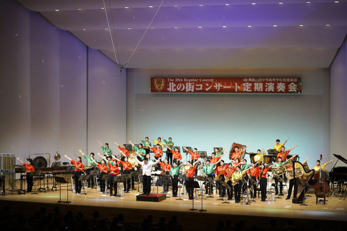 青森山田中学高等学校吹奏楽部集合写真