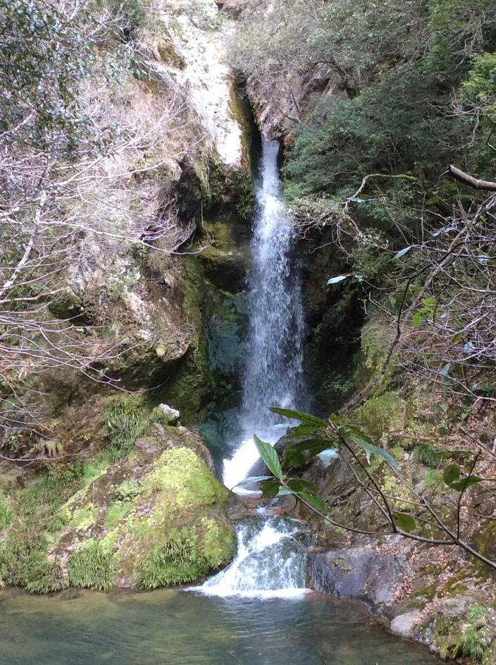 香川県、三木町にある虹の滝(こうのたき)です。