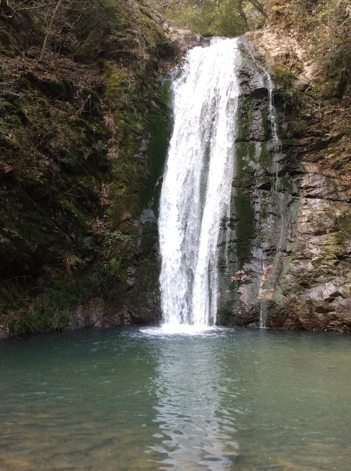 香川県、三木町にある虹の滝(こうのたき)雄滝です。