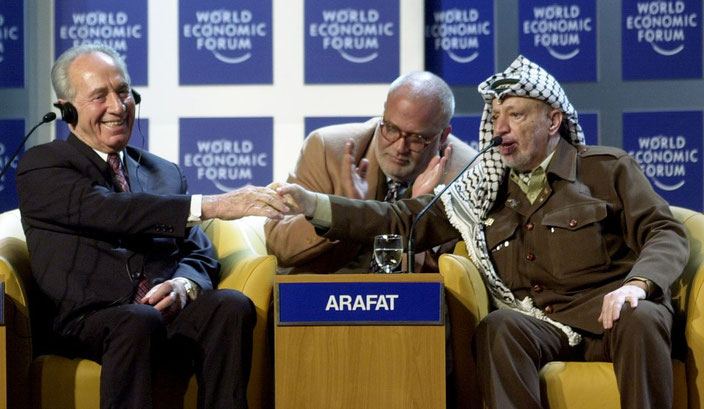 Ein historischer Handschlag zwischen Shimon Peres (Israel) und Yasser Arafat (Palästina) beim WEF 2001.