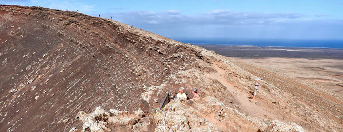 An der in den Kraterrand des Calderon Hondo gebauten Aussichtsplattform.