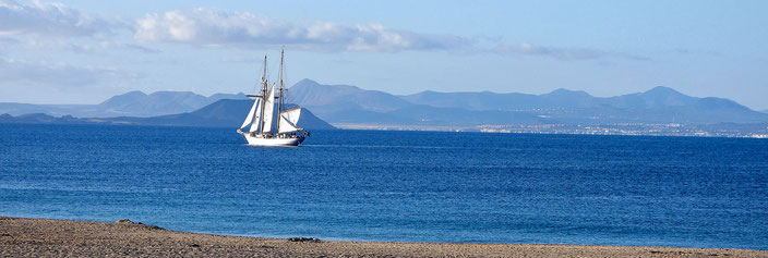 Segelschulschiff Gladan vor der Silhouette Fuerteventuras.