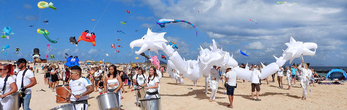 34. „Festival Internacional de Cometas“  2021, Drachenfestival, Fuerteventura, weißer Drache, Hydra, Batucada Band