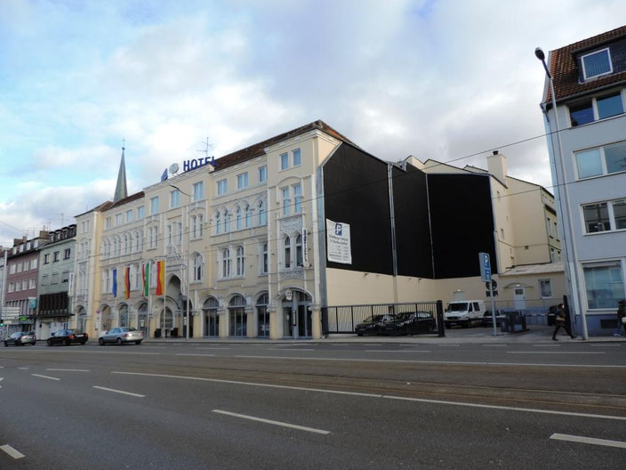 Fassadenkunstwerk "Black-Wall" am künftigen Seniorenhaus "Handelshof" ob die Fassade stehen bleibt ist noch ungewiss!