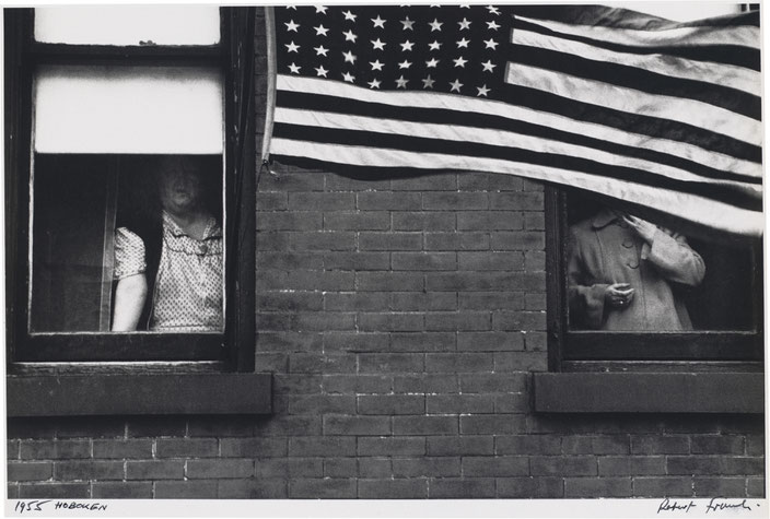 "Parade, Hoboken, New Jersey" di Robert Frank, 1955