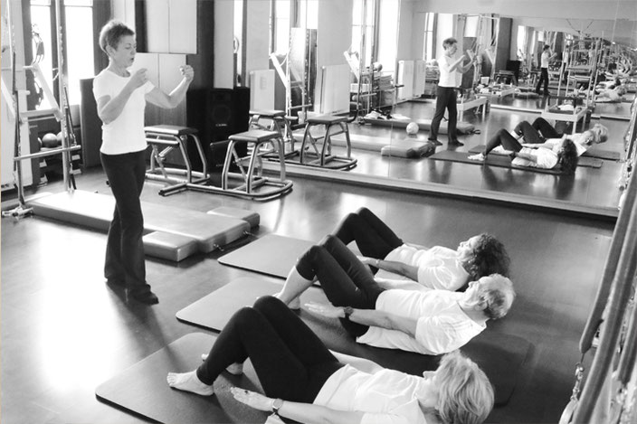 Pilates ist eine effiziente Trainingsmethode. Haltungsfehler im Alltag können durch bewusstes Üben dauerhaft gemindert werden.