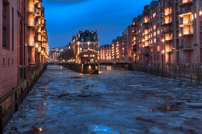 Das Bild war ein Muss! Wenn man schon mal in Hamburg ist, dieses Bild muss man einmal zur blauen Stunde machen. Das Wasserschlösschen in der Speicherstadt.