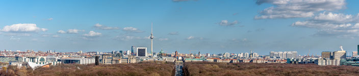 Panorama erstellt aus 4 Einzelbildern. Blick von der Siegessäule auf den Fernsehturm und das Zentrum Berlins.