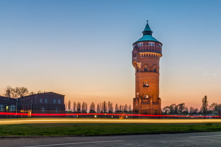 Der alte Wasserturm auf dem Gelände des Marienparks zur blauen Stunde