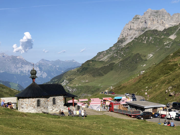 Tradition auf dem Klausenpass, der Passmarkt mit vielen regionalen Produkten