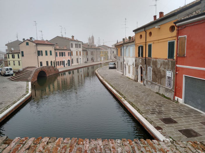 Comacchio - ein farbenprächtiges Klein-Venedig am Po-Delta