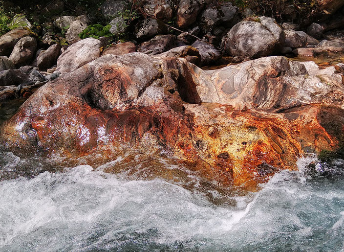 Wie ein urzeitlicher Fisch liegt dieser Felsen im Wasser der Rovina