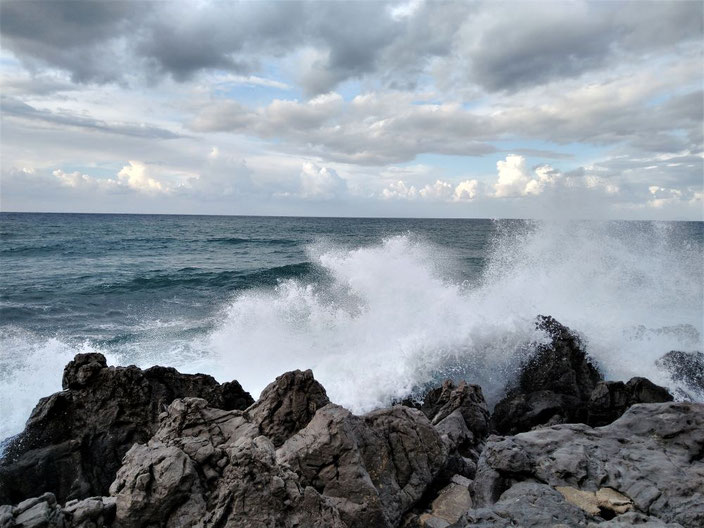Es wird Herbst in Sizilien, stürmisches Wetter und hohe Wellen