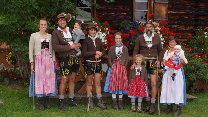 Alpe Osterberg – Familie Milz vor der Alpe