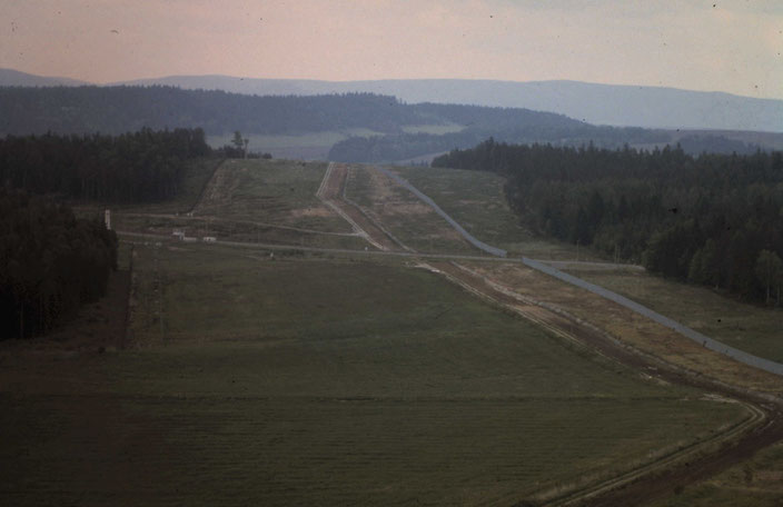 Grenzsperranlagen aus Sicht des BTR in südostwärtiger Richtung 1985