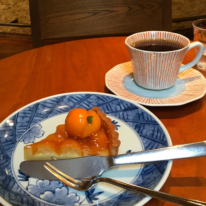 キンカンのタルト&アメリカンコーヒー（堀口珈琲）。ここのコーヒーだけはカラダが受け付けるので、コーヒーが飲みたくなると、ここに入ります。若い頃、喫茶店をはしごするくらいコーヒー好きだったのに、カラダが敏感になりすぎて、飲めなくなってしまったんです。10年ほどコーヒー離れをして、それでも飲みたいなぁ･･･と思ってきたところに出逢ったお店。豆が新鮮で、琥珀色の液体が透きとおっているというか、ほんとうに「おいしいな」と思いながら全部飲み干せる･･･今、唯一の珈琲屋さんです。