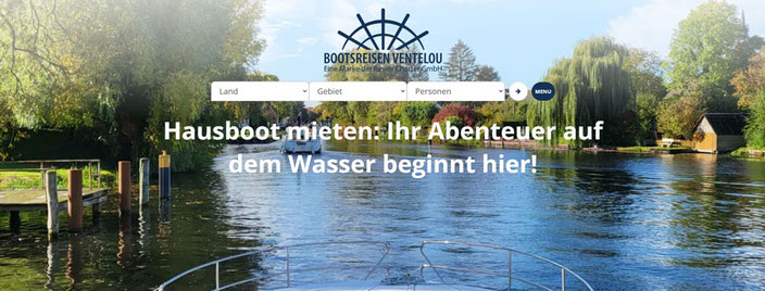 Ein Schiff auf dem Wasser, Bäume, Himmel, Text: Hausboot mieten: Ihr Abenteuer auf dem Wasser beginnt hier!