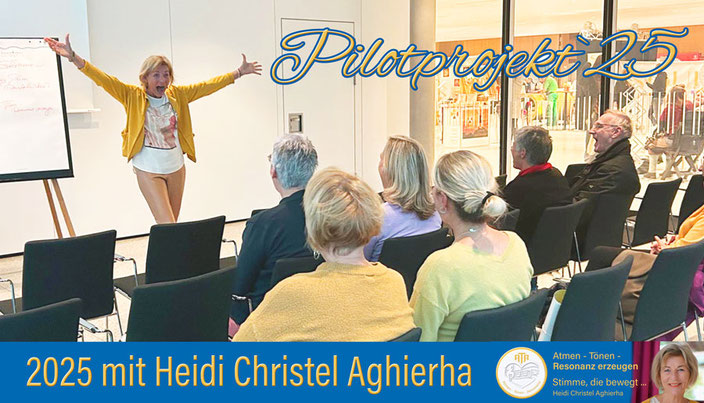 Eine Bühne mit Heidi Christel Aghierha und begeistertem Publikum