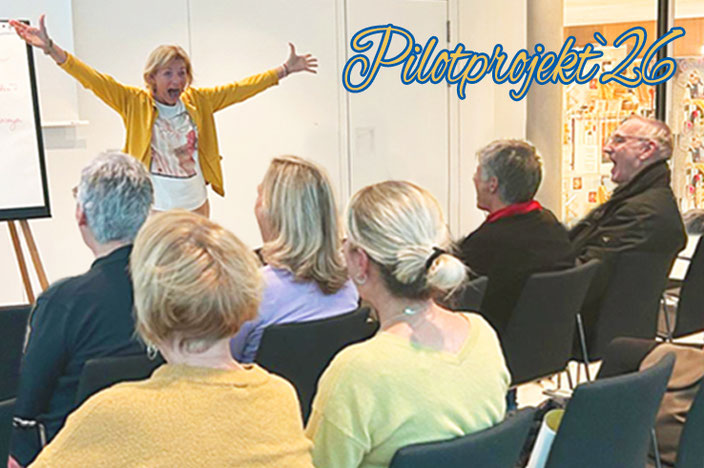 Eine Bühne mit Heidi Christel Aghierha und begeistertem Publikum