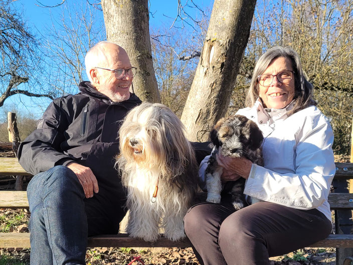 Rosmarie und Willy mit Han-na und Lani