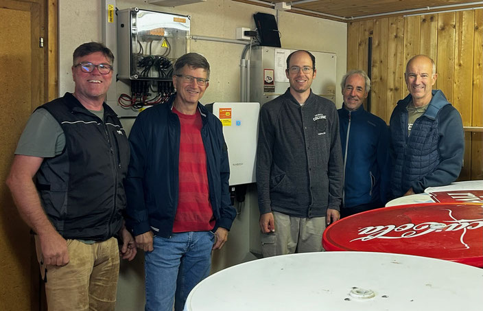 Alle bisherigen Präsidenten bei der Einweihung: von links nach rechts Ruedi Steuri, André Sopranetti, Syril Eberhart und Klaus Aegerter, sowie Daniel Brun von der Verwaltung SpiezSolar.