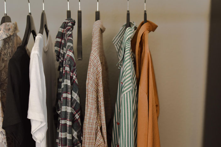 Titelbild: 5 einfache Tipps die dir dabei helfen werden Second Hand Kleidung zu finden RiekesBlog