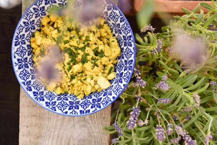 Titelbild: Plastikfrei und vegan kochen: Veganes Rührei in nur 5 Minuten selber machen