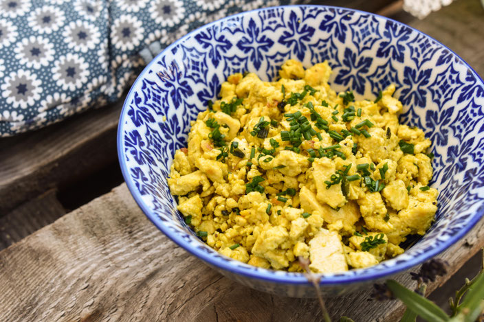 Veganes Rührei in Schüssel