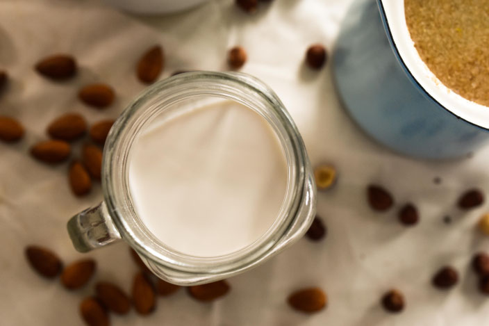 So machst du Mandelmilch mit nur 2 Lebensmitteln selbst | Vegane Alternativen selber machen Part 2 Foto: RiekesBlog