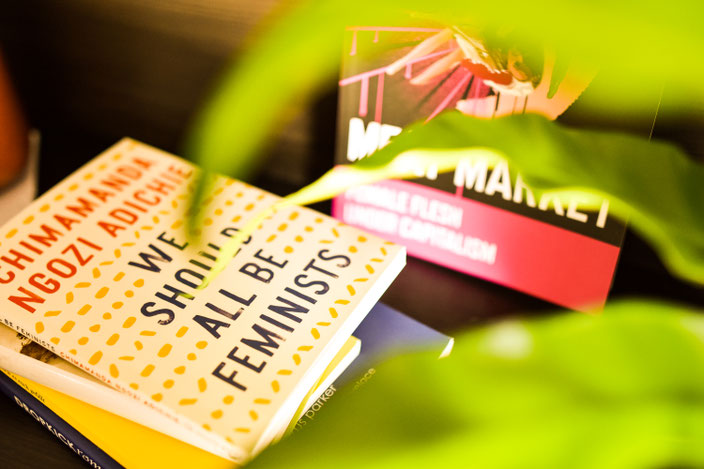 Die perfekte Leselektüre für den Sommer — Tolle aber kleine Bücher für dein Handgepäck RiekesBlog