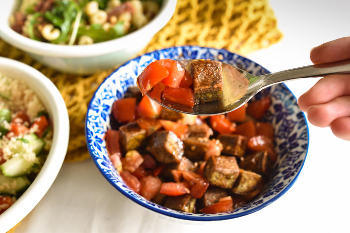 Veganer Ersatz für Tomate-Mozzarella: Basilikumtofu-Tomatensalat. RiekesBlog
