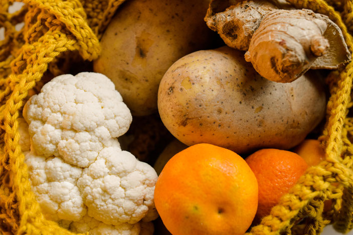 Unverpacktes Obst und Gemüse in handgemachten Beutel