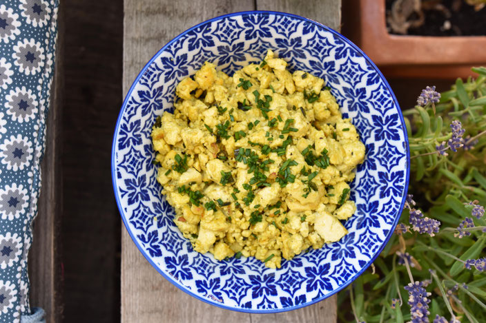 Veganes Rührei in Schüssel