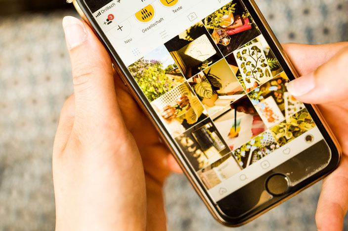 Handy mit Instagram geöffnet RiekesBlog