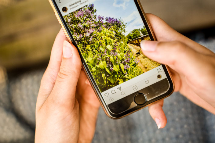 Handy mit Instagram geöffnet RiekesBlog