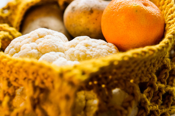 Unverpacktes Obst und Gemüse in handgemachten Beutel