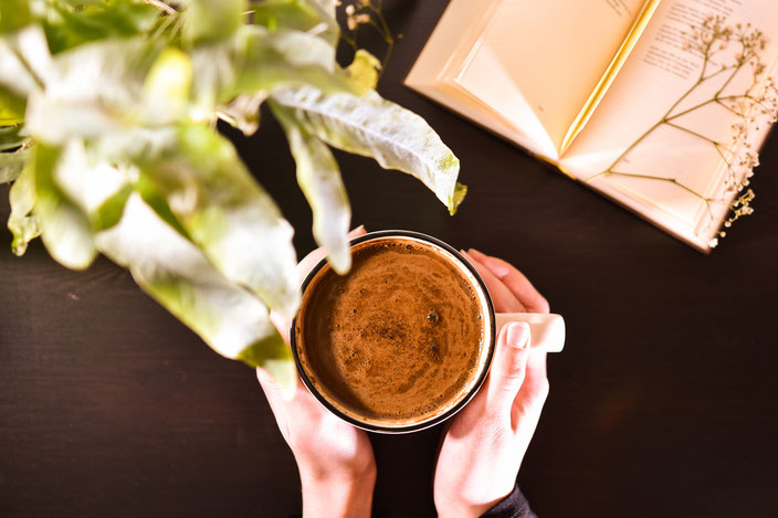 Vorschaubild: Titelbild: Was ist es wert gelesen zu werden? RiekesBlog Kaffee mit Pflanze und Buch