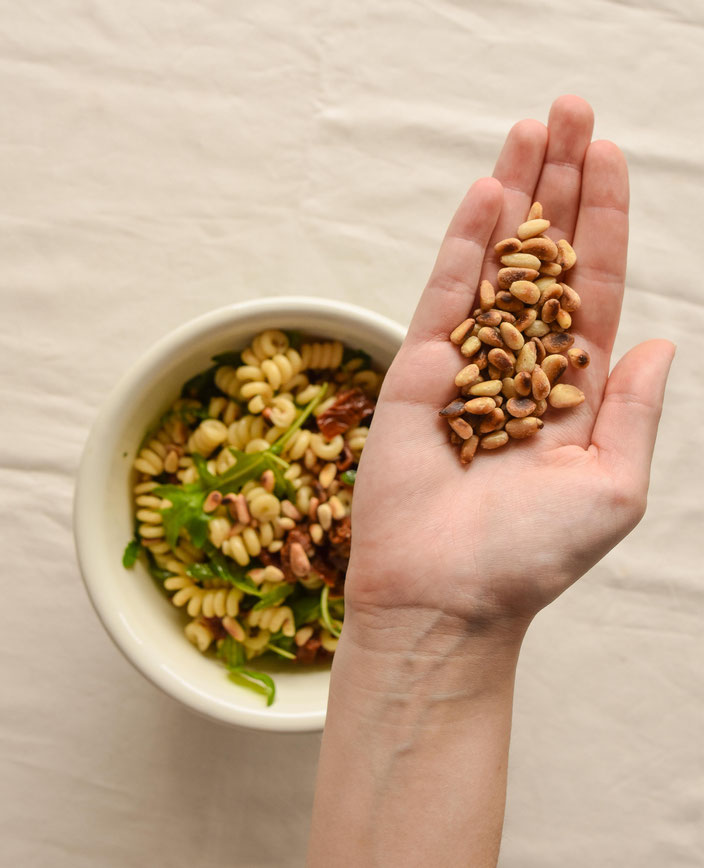 Pinienkerne für den Nudelsalat im Fokus. RiekesBlog.