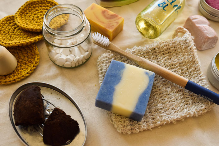Auf einen Blick: Diese Firmen verkaufen plastikfreie Naturkosmetik, Seifen und co. | Plastikfrei im Badezimmer Part 2 RiekesBlog