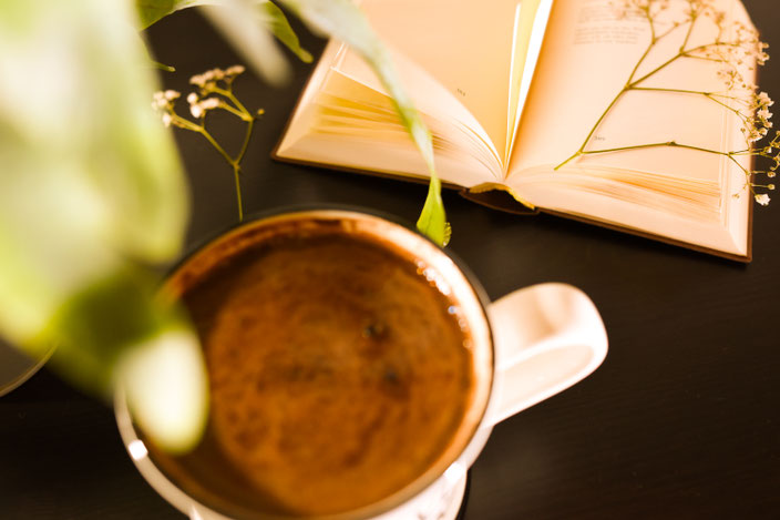 Vorschaubild: Titelbild: Was ist es wert gelesen zu werden? RiekesBlog Kaffee mit Pflanze und Buch