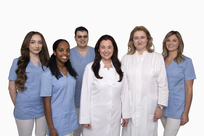 (von links nach rechts) Dr. med. Rindova, Dr. med. Tyercha, Sara Ryser, Marina Noirjean, Sarah Padrutt, Andrea Sutter